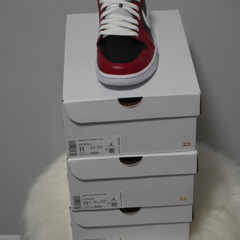 Jordan 1 Low “Chicago Flip” - Picture 5 of 8